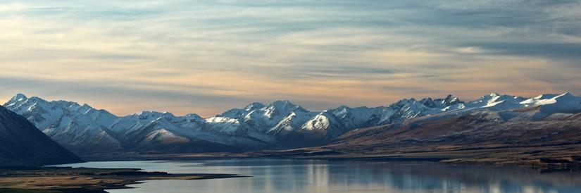 Beautiful landscape shot of lake and mountains in New Zealand